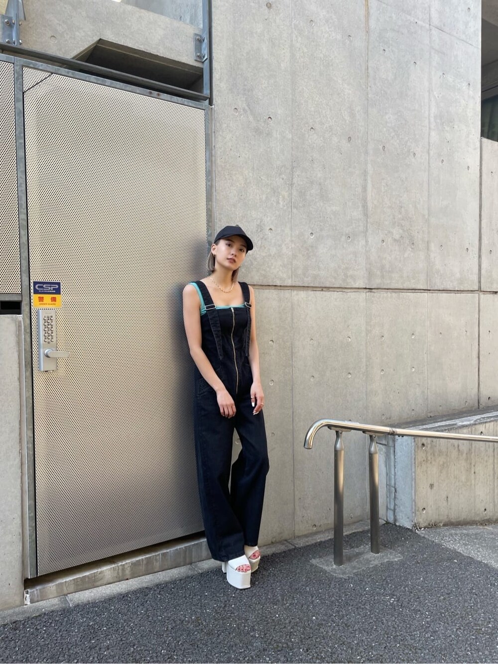 ホワイト系のつなぎ/オールインワンを着用したレディースの夏コーディネートの2枚目の写真