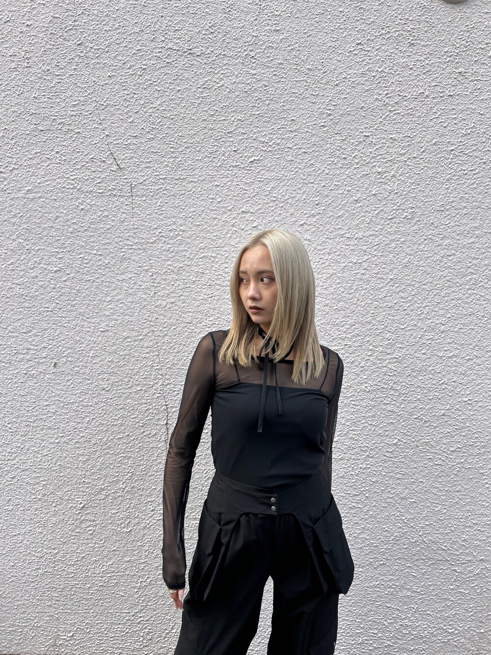 ブラック系のTシャツ/カットソー、ブラック系のその他パンツ、ブラック系のローファーを着用したレディースの冬コーディネートの3枚目の写真