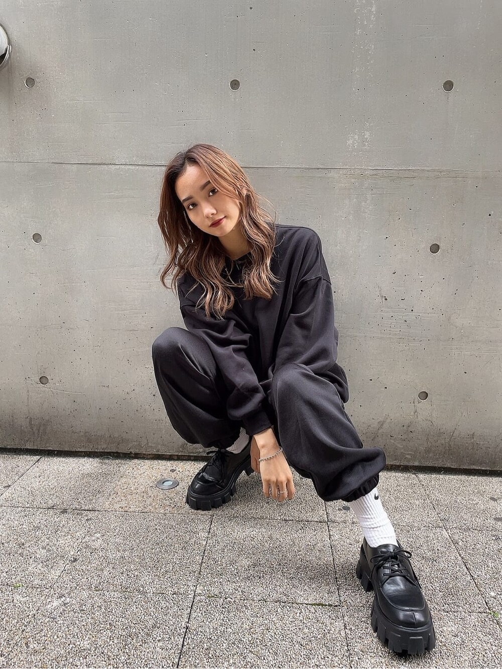 ブラック系のその他パンツ、ブラック系のローファーを着用したレディースの秋コーディネートの2枚目の写真