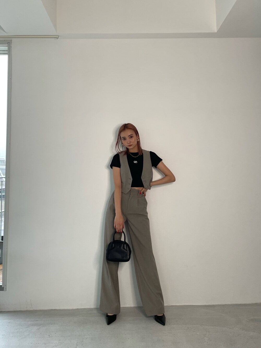 その他のその他パンツ、その他のベスト、ブラック系のTシャツ/カットソーを着用したレディースの冬コーディネートの3枚目の写真