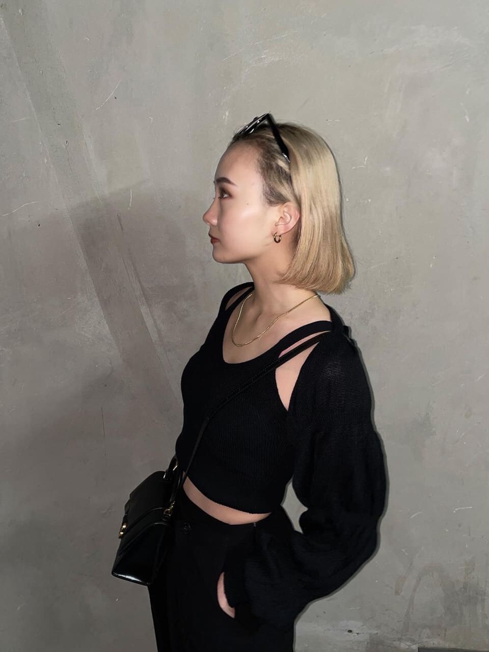 ブラック系のその他パンツ、ブラック系のニット/セーターを着用したレディースの春コーディネートの3枚目の写真