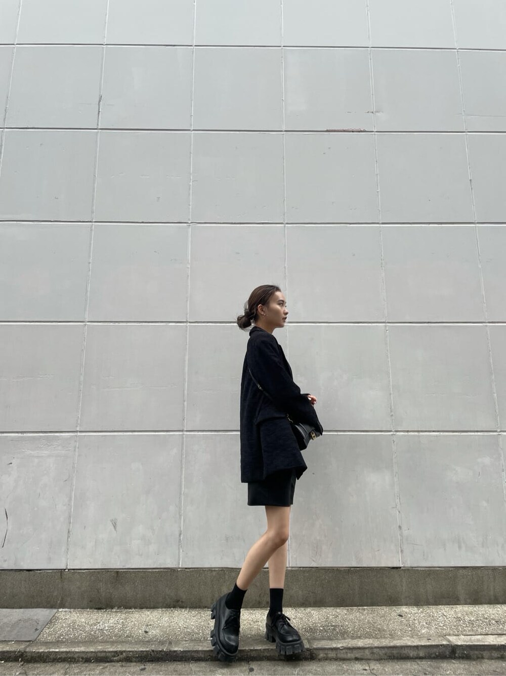 ブラック系のテーラードジャケット、ブラック系のその他パンツ、ブラック系のキャミソールを着用したレディースの秋コーディネートの2枚目の写真