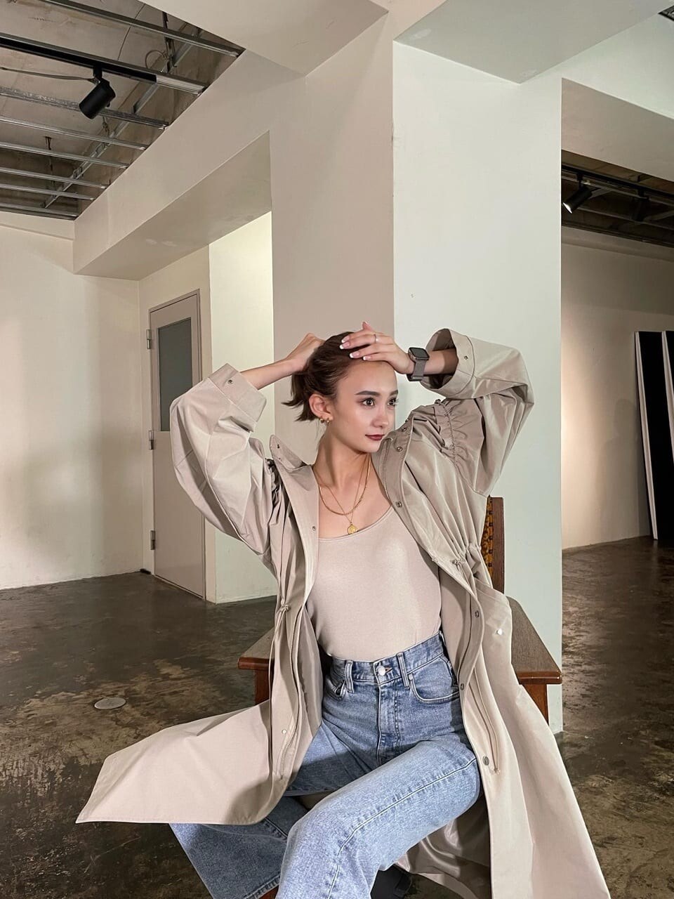 ベージュ系のモッズコートを着用したレディースの秋コーディネートの2枚目の写真