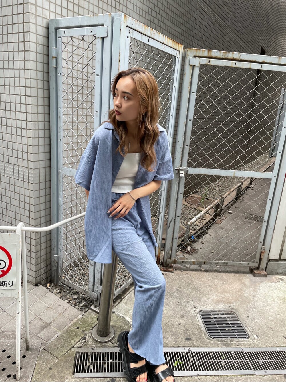 ブルー系のシャツ/ブラウス、ブルー系のその他パンツを着用したレディースの夏コーディネートの4枚目の写真