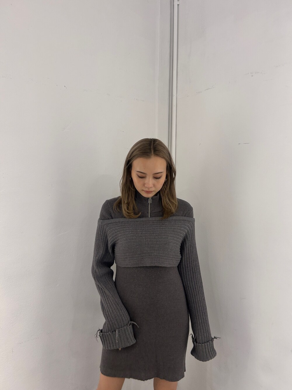 グレー系のワンピース、その他のブーツを着用したレディースの冬コーディネートの3枚目の写真