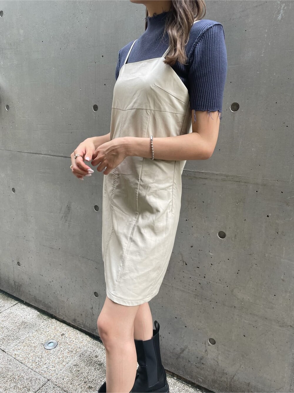 ブルー系のニット/セーター、ホワイト系のワンピースを着用したレディースの夏コーディネートの3枚目の写真