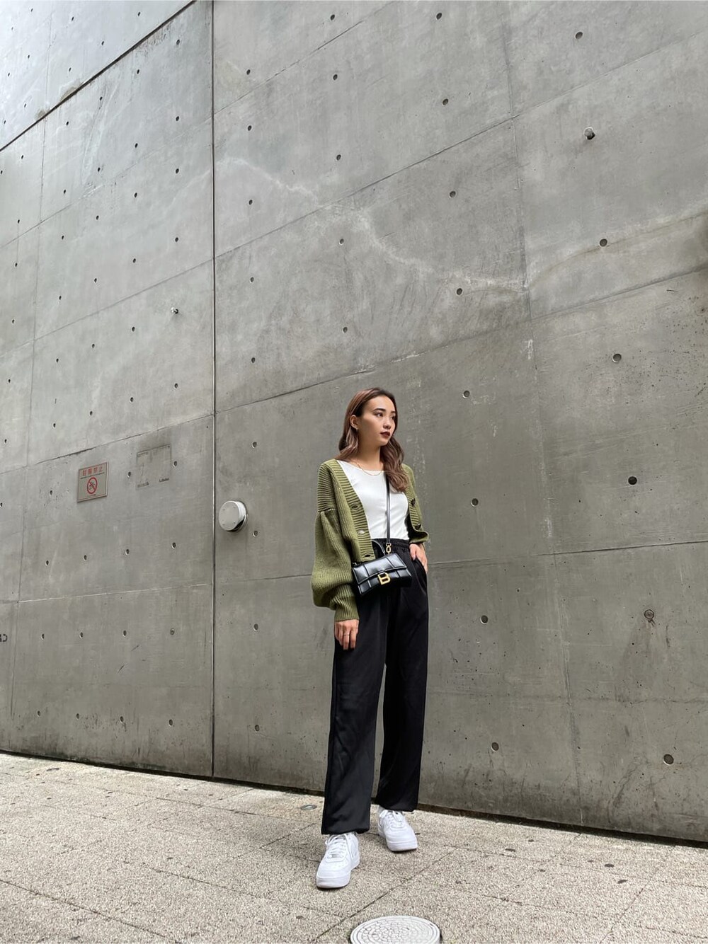 ホワイト系のTシャツ/カットソー、ベージュ系のカーディガン/ボレロ、ブラック系のその他パンツを着用したレディースの秋コーディネートの2枚目の写真