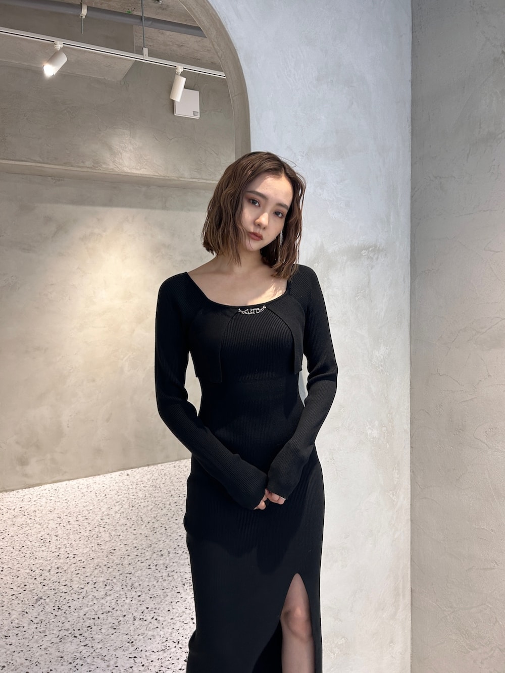 ブラック系のワンピース、ブラック系のブーツを着用したレディースの冬コーディネートの3枚目の写真