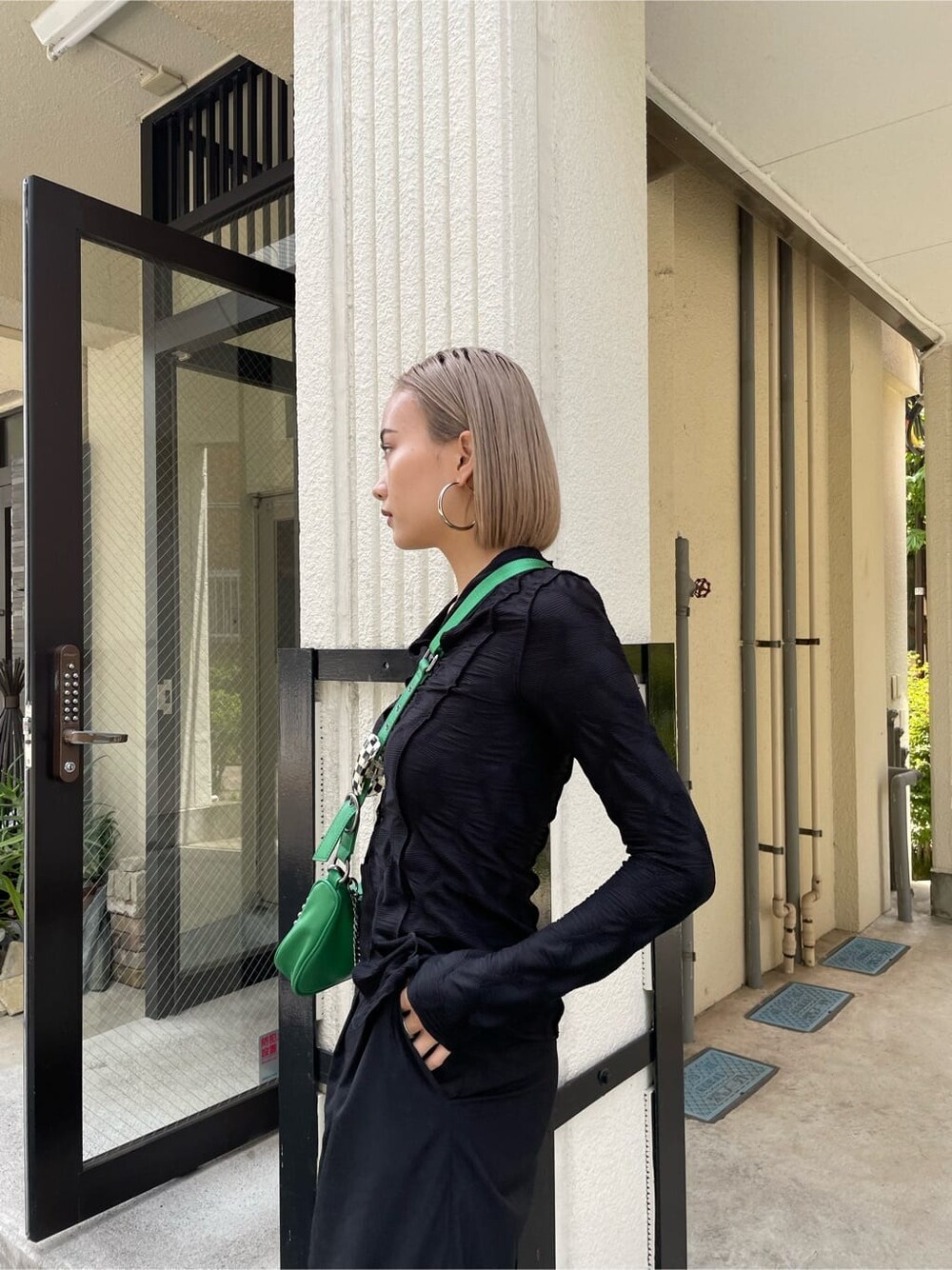 ブラック系のシャツ/ブラウスを着用したレディースの春コーディネートの3枚目の写真