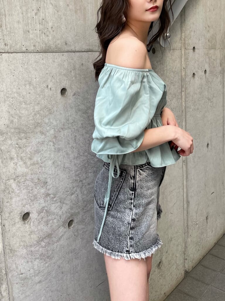 ブラック系のデニムパンツ、グリーン系のシャツ/ブラウスを着用したレディースの夏コーディネートの4枚目の写真