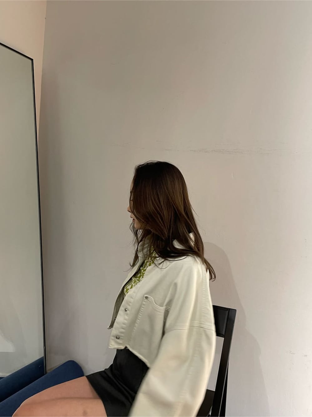 ホワイト系のデニムジャケット、グレー系のスカート、その他のTシャツ/カットソーを着用したレディースの春コーディネートの2枚目の写真