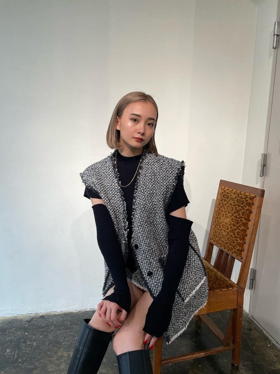 グレー系のベストを着用したレディースの秋コーディネートの3枚目の写真