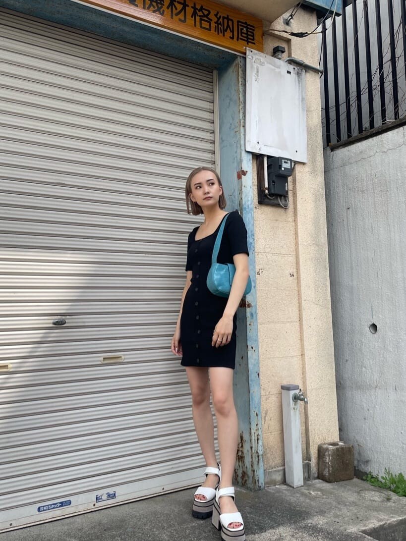 ブラック系のワンピースを着用したレディースの夏コーディネートの2枚目の写真