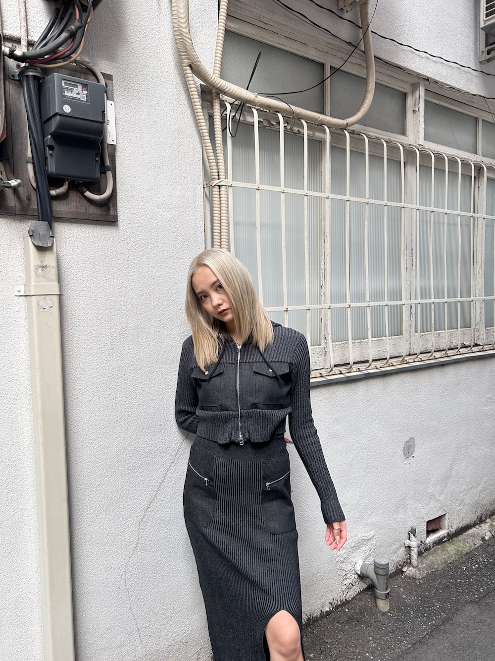 ブラック系のニット/セーター、ブラック系のスカート、ブラック系のブーツを着用したレディースの冬コーディネートの6枚目の写真