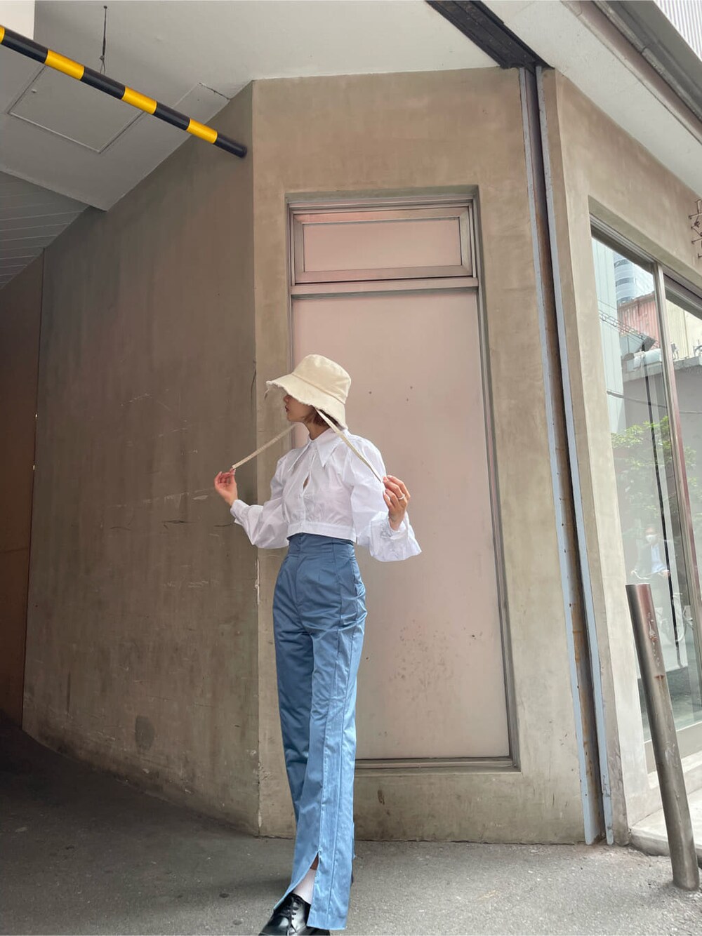 ブルー系のその他パンツ、ホワイト系のシャツ/ブラウス、ホワイト系のハットを着用したレディースの春コーディネートの2枚目の写真