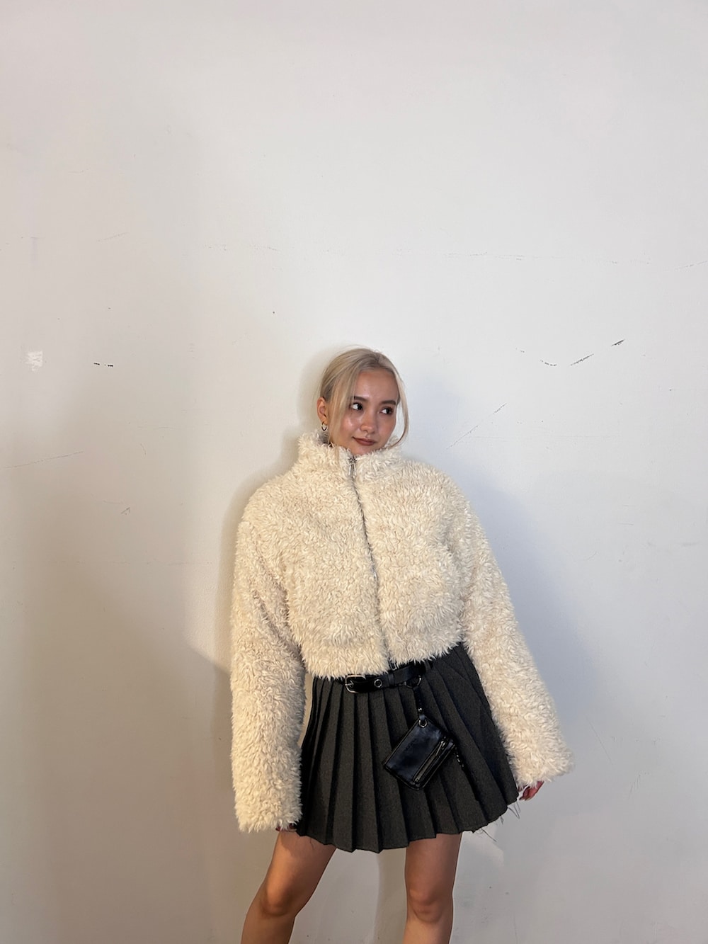 ホワイト系のブルゾン、グレー系のスカート、ブラック系のローファーを着用したレディースの秋コーディネートの5枚目の写真