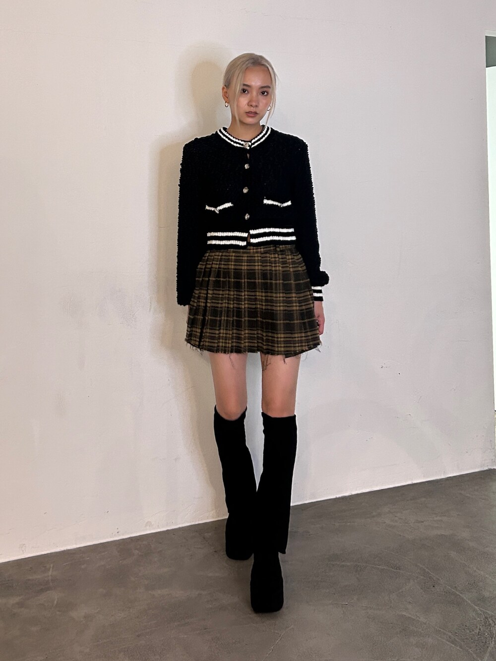 ブラック系のカーディガン/ボレロ、その他のスカート、ブラック系のブーツを着用したレディースの冬コーディネートの2枚目の写真