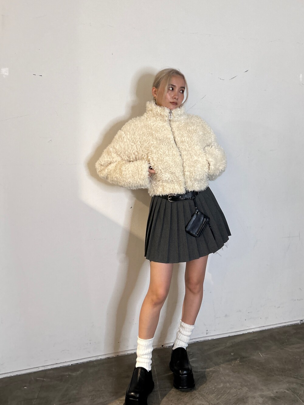 ホワイト系のブルゾン、グレー系のスカート、ブラック系のローファーを着用したレディースの秋コーディネートの2枚目の写真