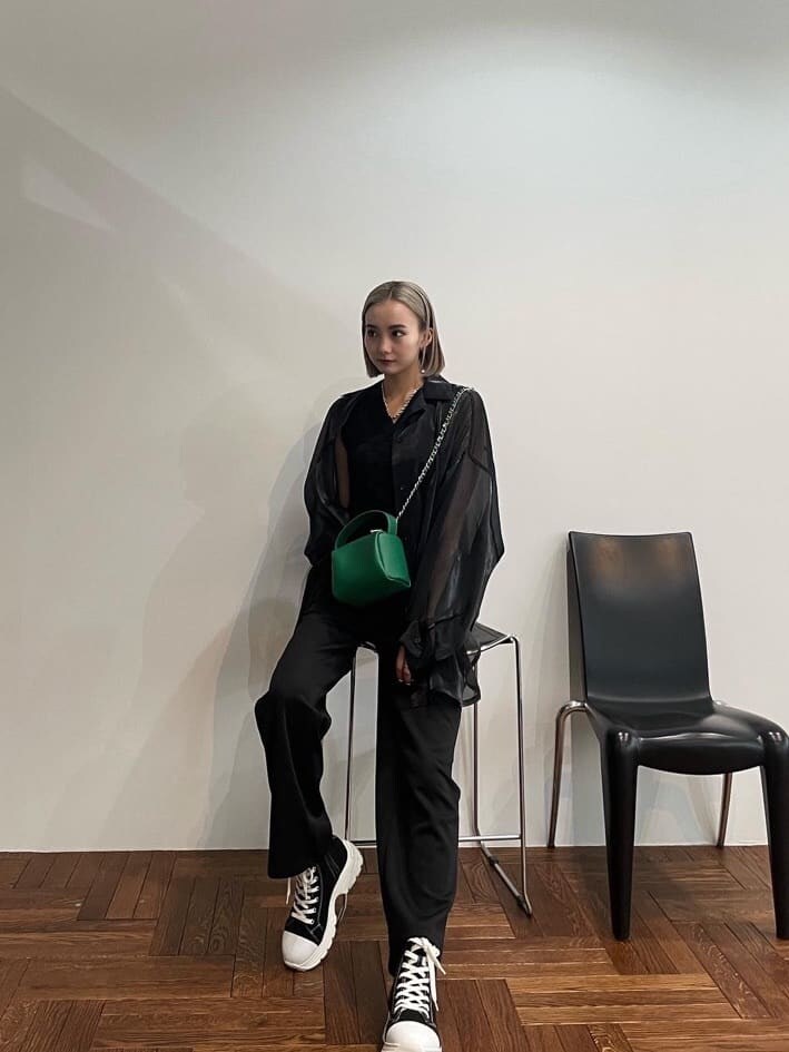 ブラック系のシャツ/ブラウス、ブラック系のスニーカー、グリーン系のショルダーバッグを着用したレディースの春コーディネートの3枚目の写真