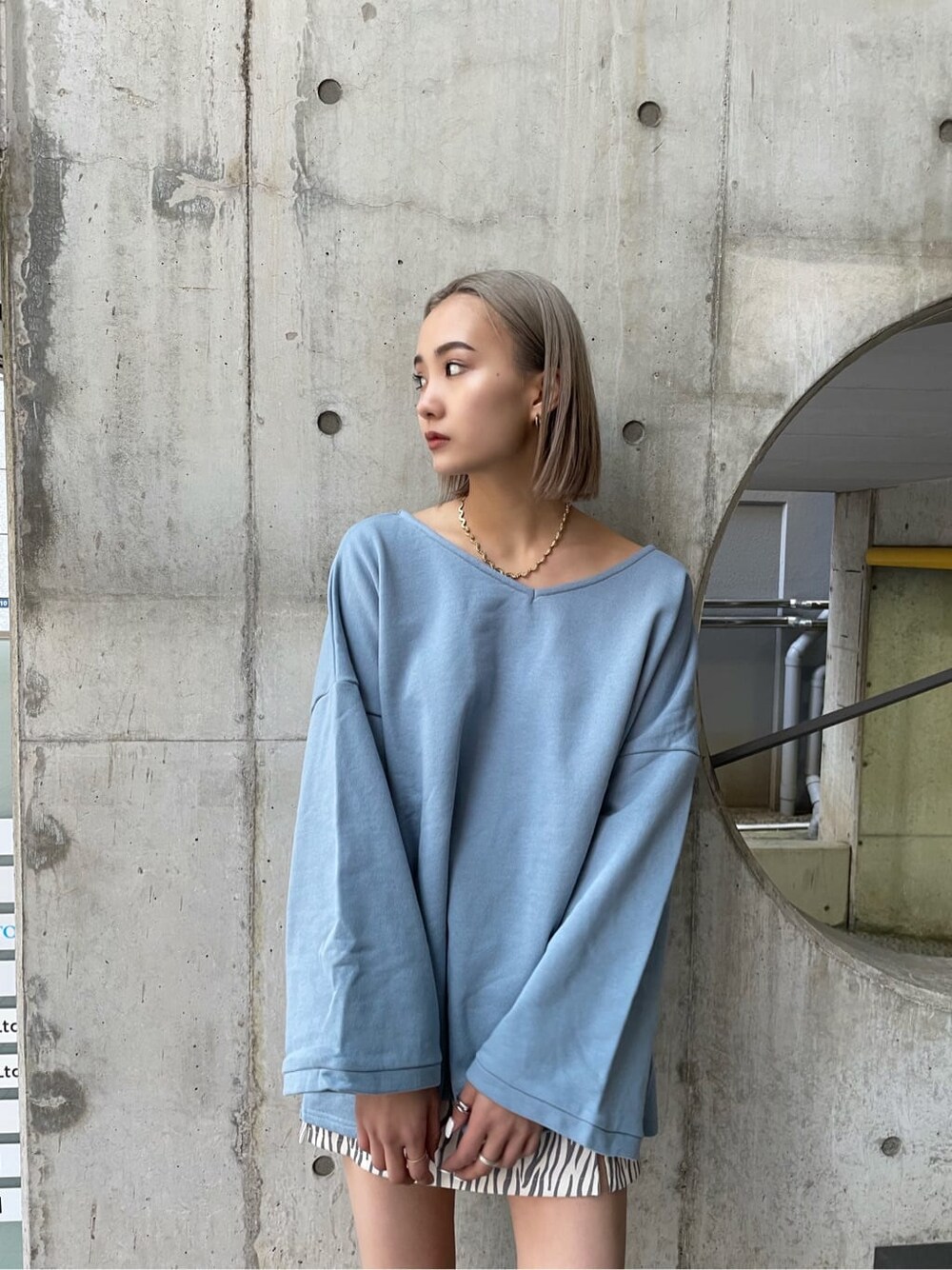 その他のスカート、ブルー系のTシャツ/カットソーを着用したレディースの冬コーディネートの2枚目の写真