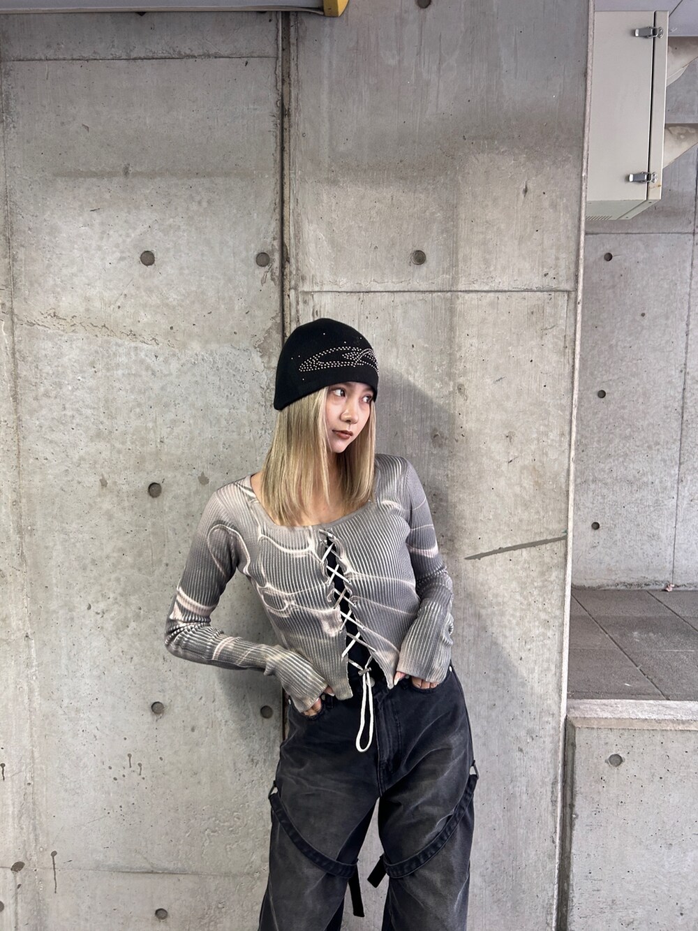 その他のニット/セーター、ブラック系のデニムパンツ、シルバー系のスニーカーを着用したレディースの冬コーディネートの6枚目の写真