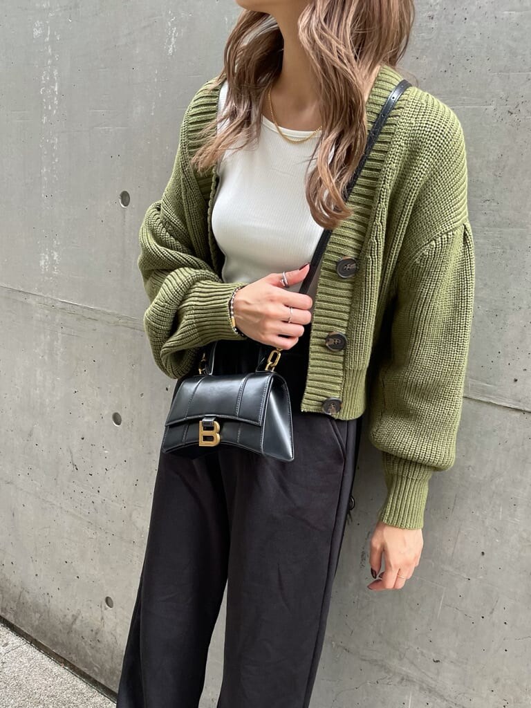 ホワイト系のTシャツ/カットソー、ベージュ系のカーディガン/ボレロ、ブラック系のその他パンツを着用したレディースの秋コーディネートの5枚目の写真