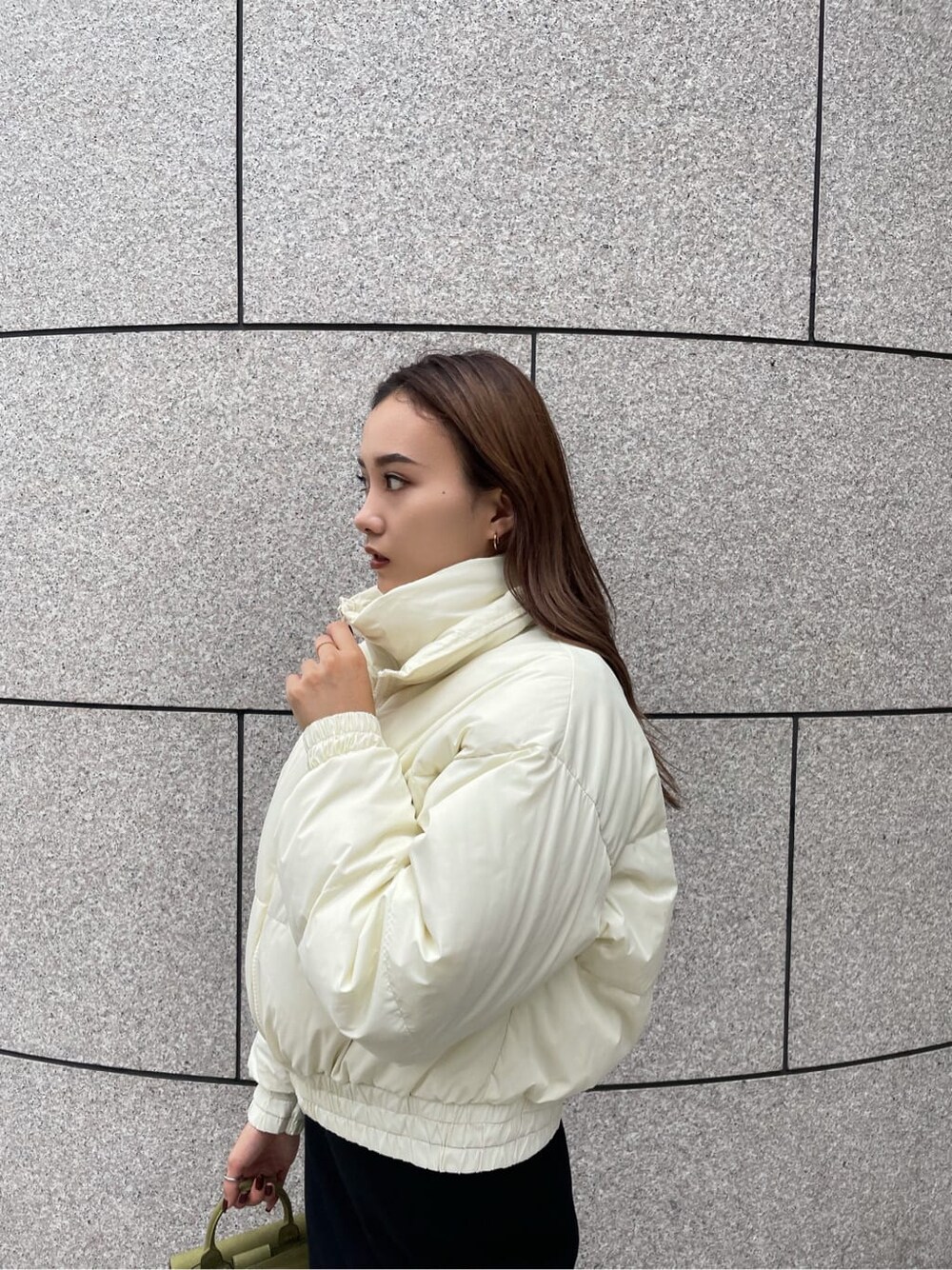 ホワイト系のダウンジャケット/コートを着用したレディースの冬コーディネートの2枚目の写真