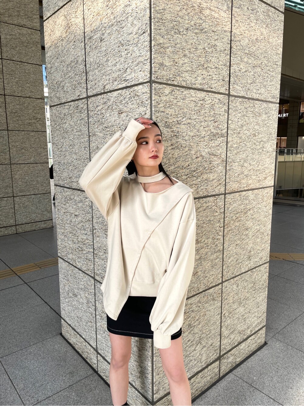 ブラック系のスカート、ホワイト系のスウェットを着用したレディースの春コーディネートの3枚目の写真