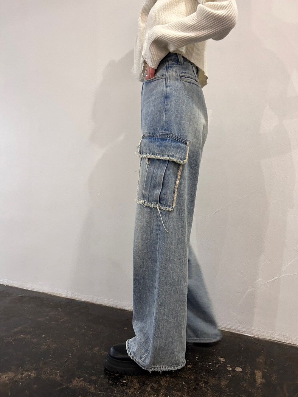 ブルー系のデニムパンツ、ホワイト系のニット/セーターを着用したレディースの春コーディネートの3枚目の写真