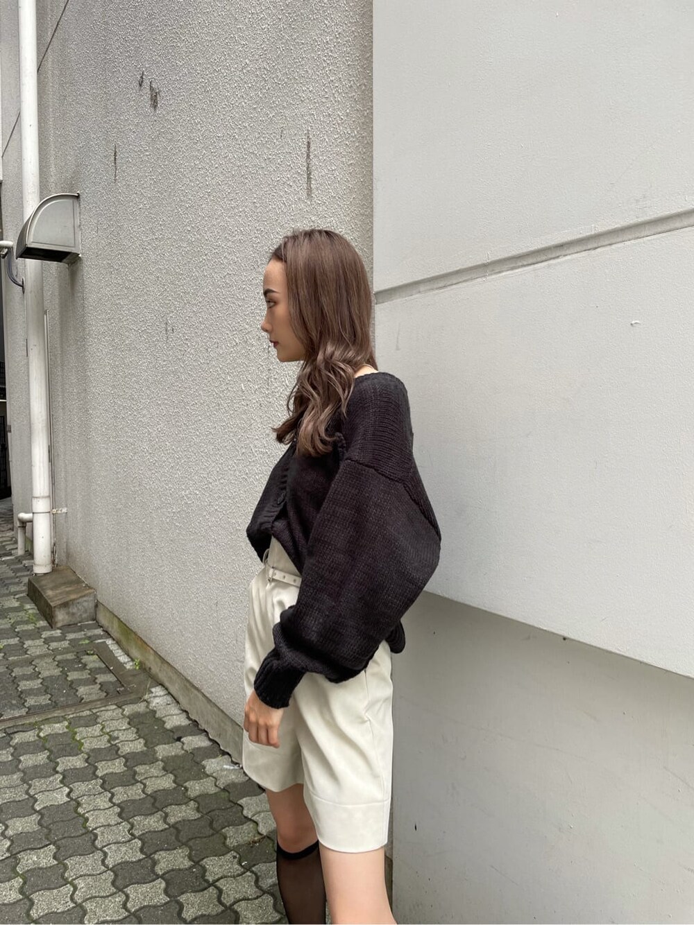 ブラック系のカーディガン/ボレロを着用したレディースの秋コーディネートの2枚目の写真