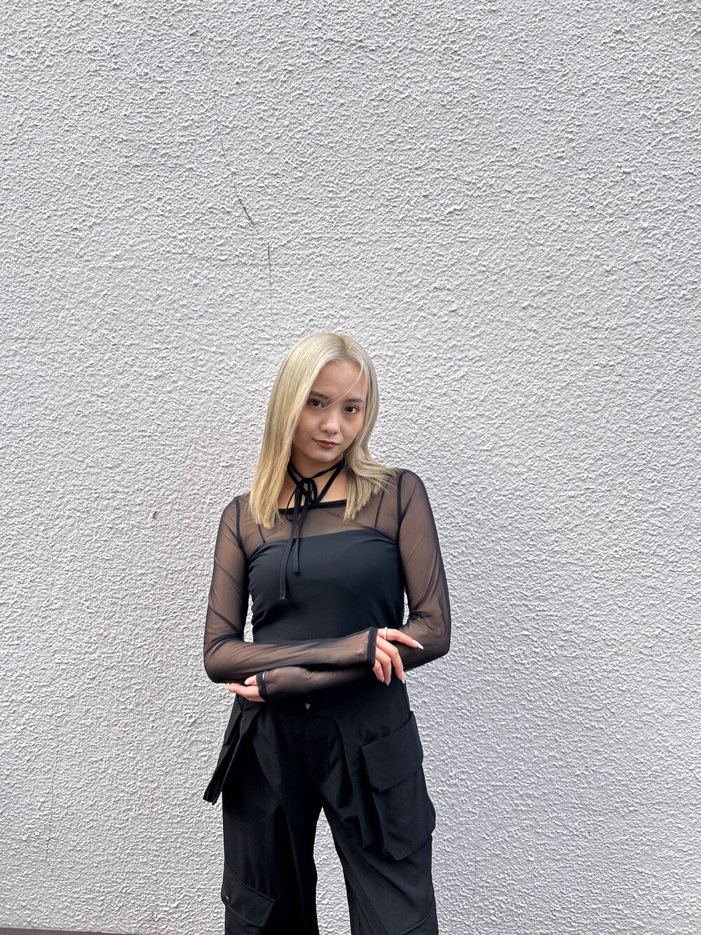 ブラック系のTシャツ/カットソー、ブラック系のその他パンツ、ブラック系のローファーを着用したレディースの冬コーディネートの4枚目の写真