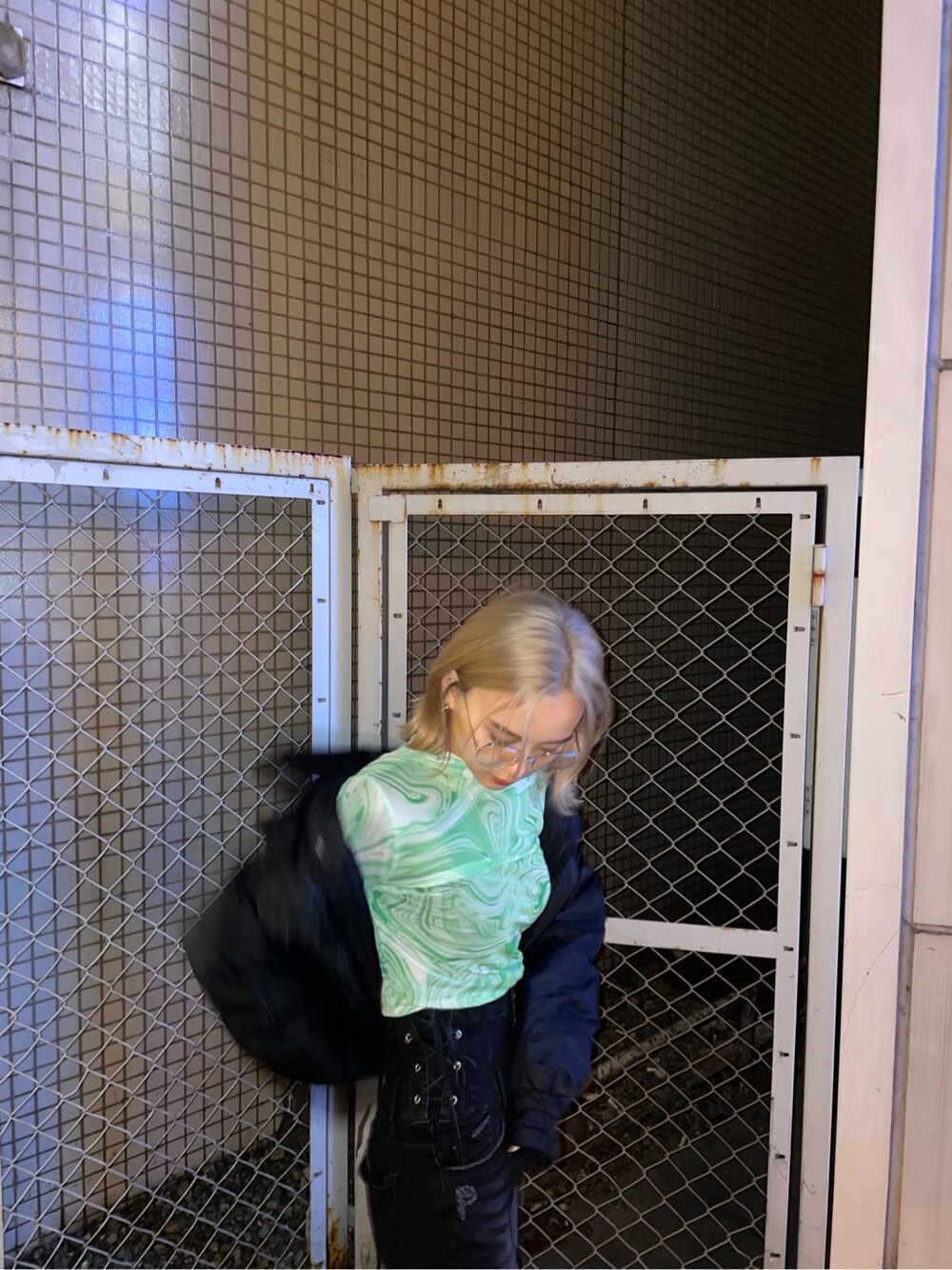 ブラック系のダウンジャケット/コート、その他のTシャツ/カットソー、ブラック系のデニムパンツを着用したレディースの冬コーディネートの4枚目の写真