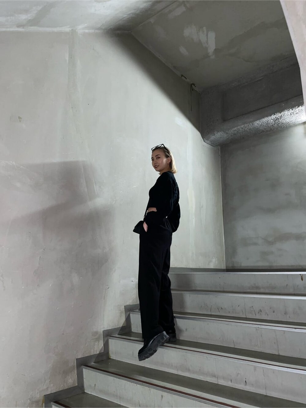 ブラック系のその他パンツ、ブラック系のニット/セーターを着用したレディースの春コーディネートの2枚目の写真