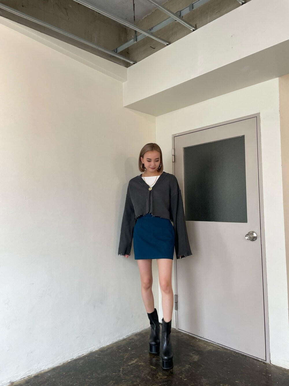 グレー系のカーディガン/ボレロを着用したレディースの冬コーディネートの7枚目の写真