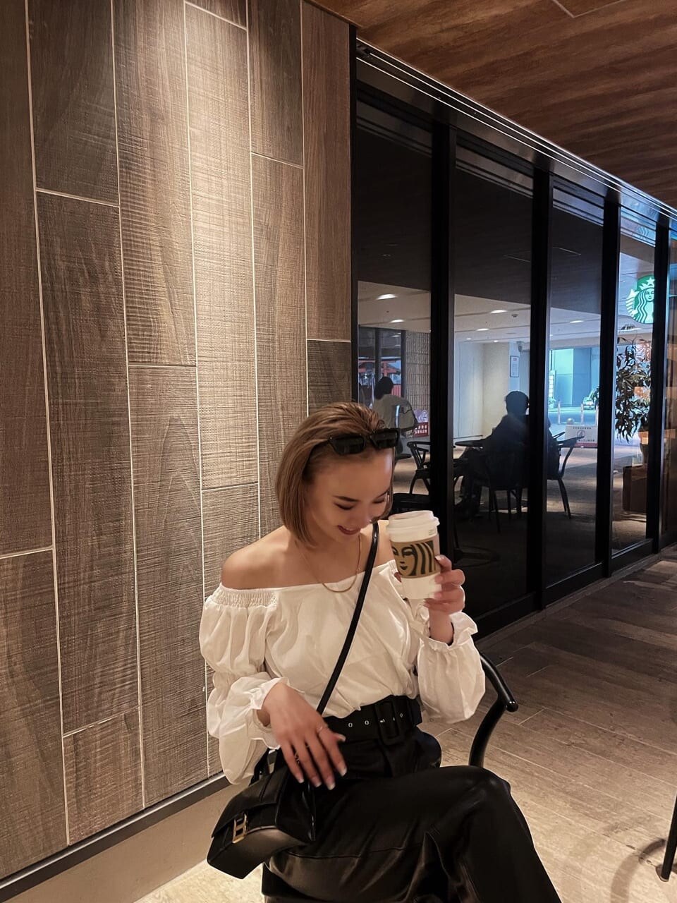 ホワイト系のシャツ/ブラウスを着用したレディースの春コーディネートの2枚目の写真