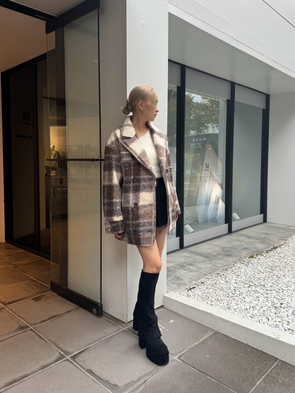 その他のその他アウター、ブラック系のブーツ、ブラック系のスカートを着用したレディースの秋コーディネートの2枚目の写真