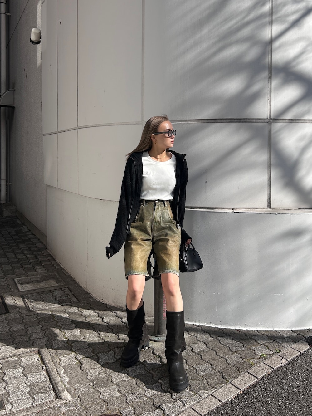 「ハーフデニム、ハーフデニムパンツ、カーディガン、ブーツ、ブーツスタイル、EMODA、EMODASTAFF」｜「EMODAのヴィンテージライクデニムハーフパンツ（デニムパンツ、ブラウン系）」を使った、濱田 萌衣(EMODA)さん（骨格ストレート・レディース・162cm）の冬コーディネートの2枚目の写真