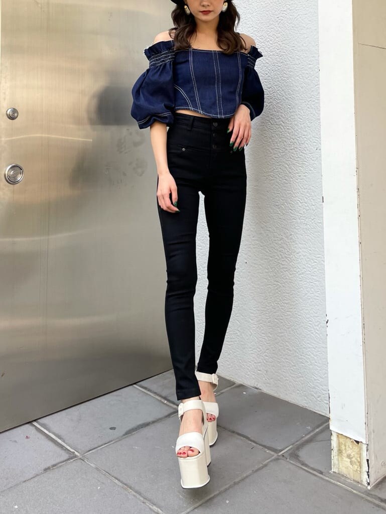 ブラック系のデニムパンツ、ブルー系のシャツ/ブラウスを着用したレディースの夏コーディネートの2枚目の写真