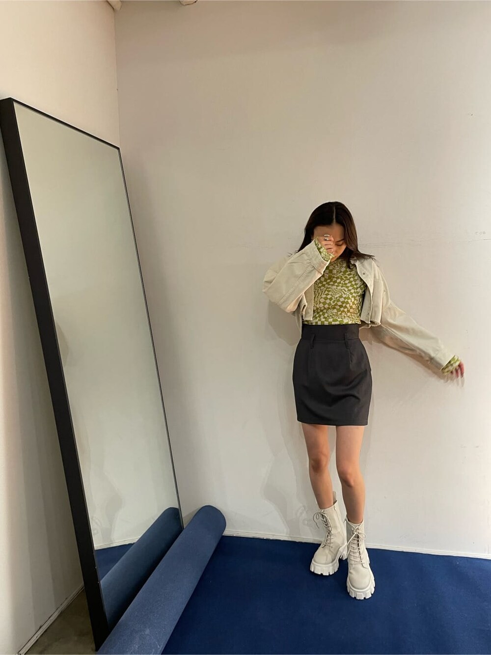 ホワイト系のデニムジャケット、グレー系のスカート、その他のTシャツ/カットソーを着用したレディースの春コーディネートの3枚目の写真