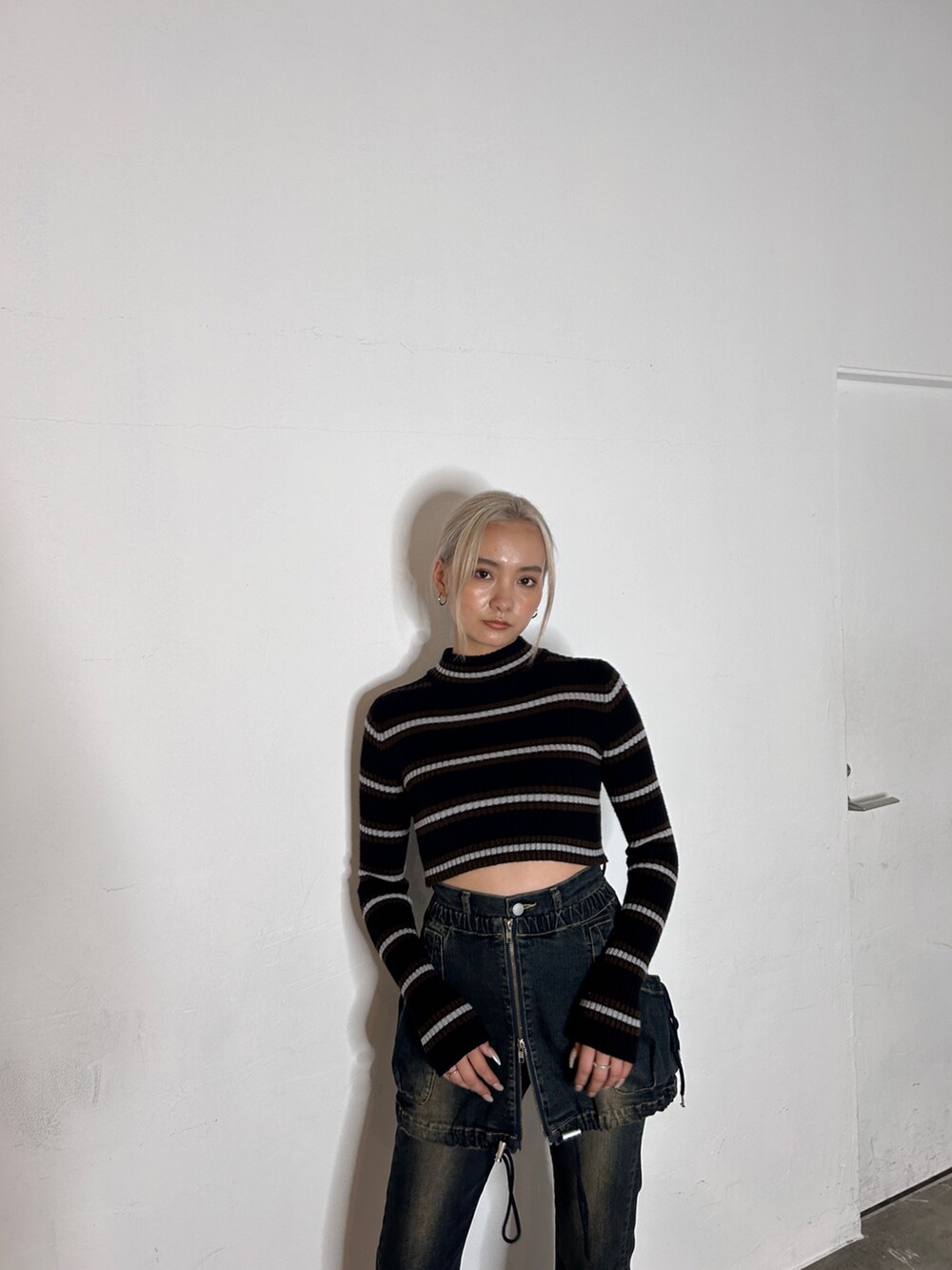 その他のニット/セーター、ブルー系のデニムパンツ、ブラック系のローファーを着用したレディースの秋コーディネートの5枚目の写真