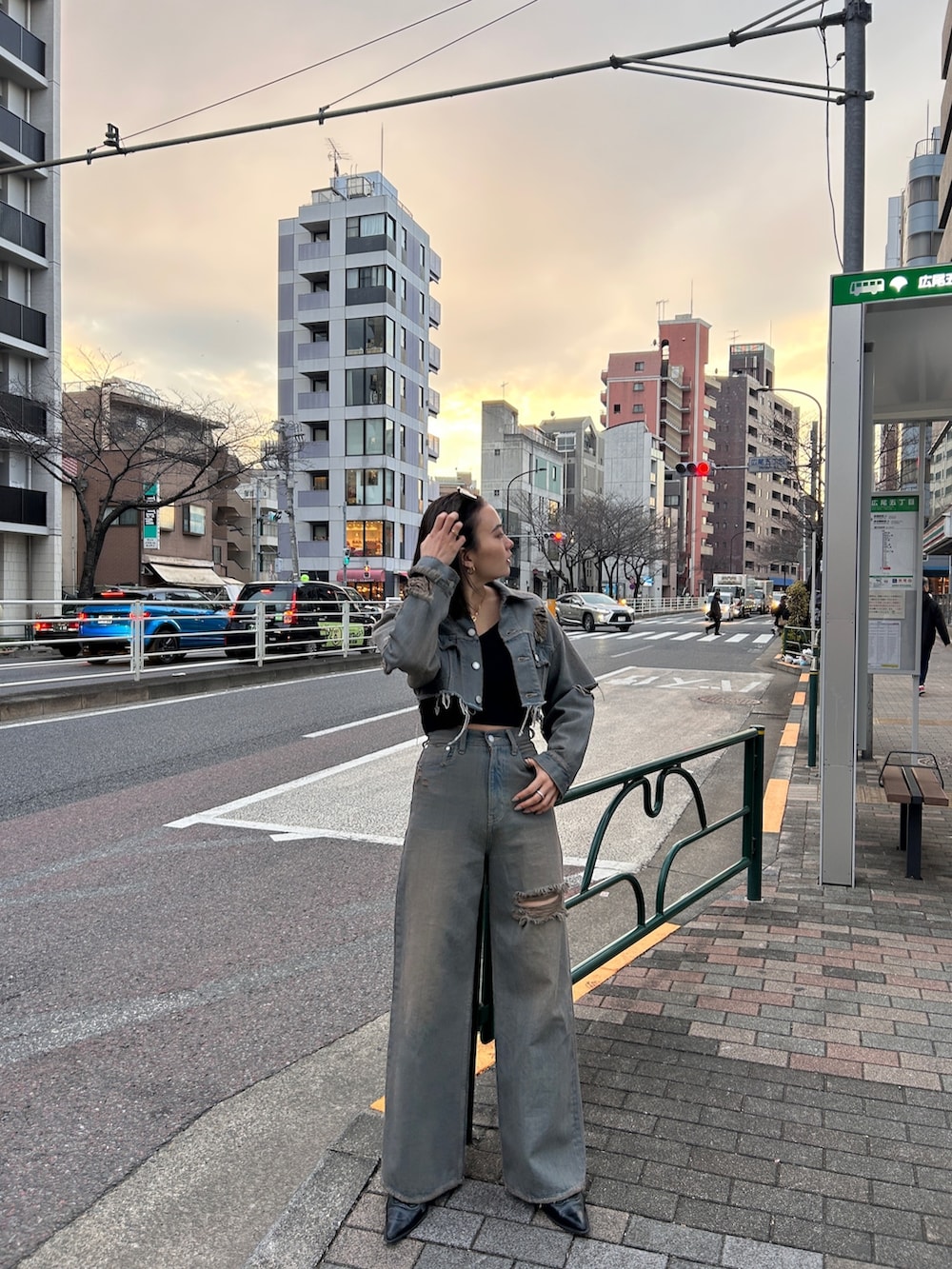 グレー系のデニムジャケット、グレー系のデニムパンツを着用したレディースの春コーディネートの2枚目の写真