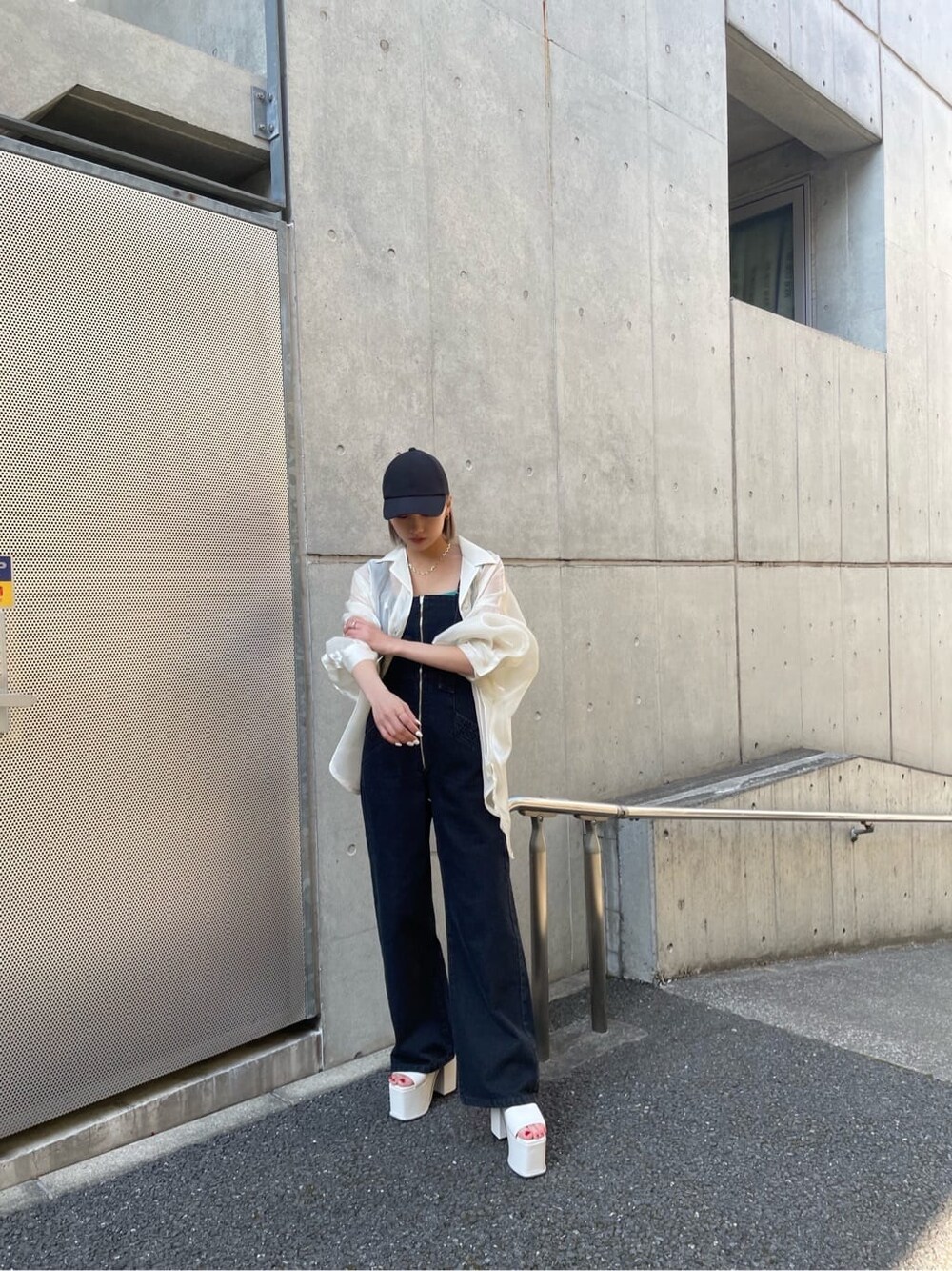 ホワイト系のつなぎ/オールインワンを着用したレディースの夏コーディネートの6枚目の写真