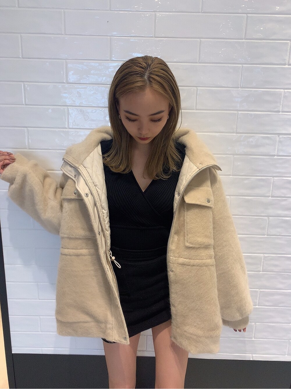 ベージュ系のブルゾンを着用したレディースの秋コーディネートの2枚目の写真