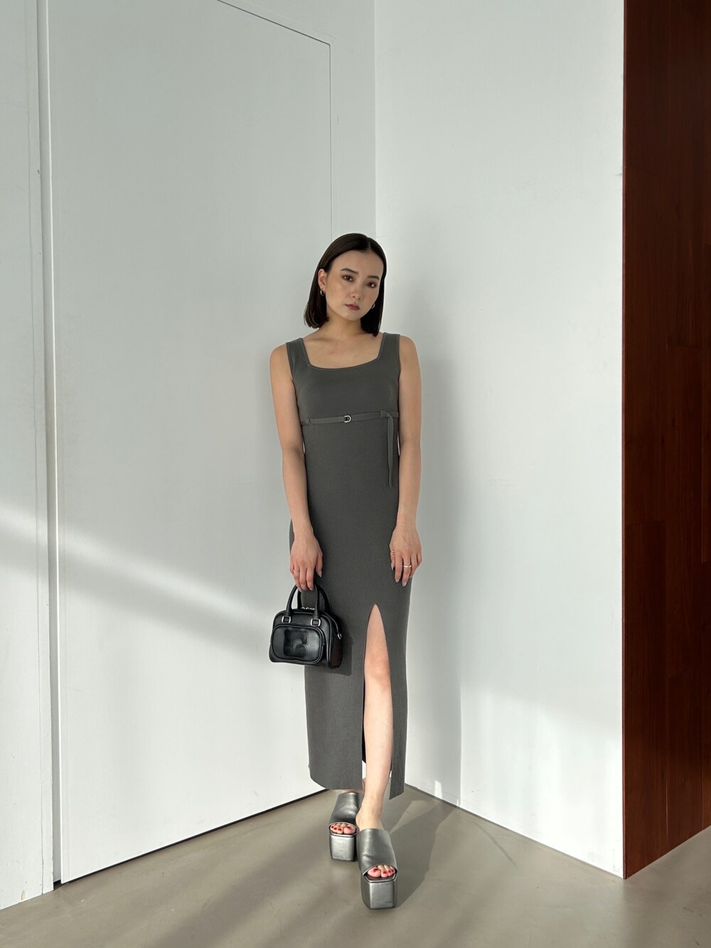 グレー系のワンピースを着用したレディースの冬コーディネートの2枚目の写真