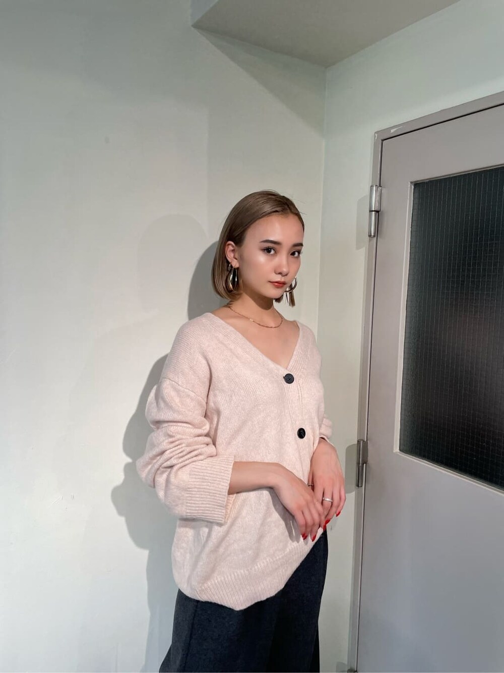 ピンク系のカーディガン/ボレロを着用したレディースの秋コーディネートの2枚目の写真