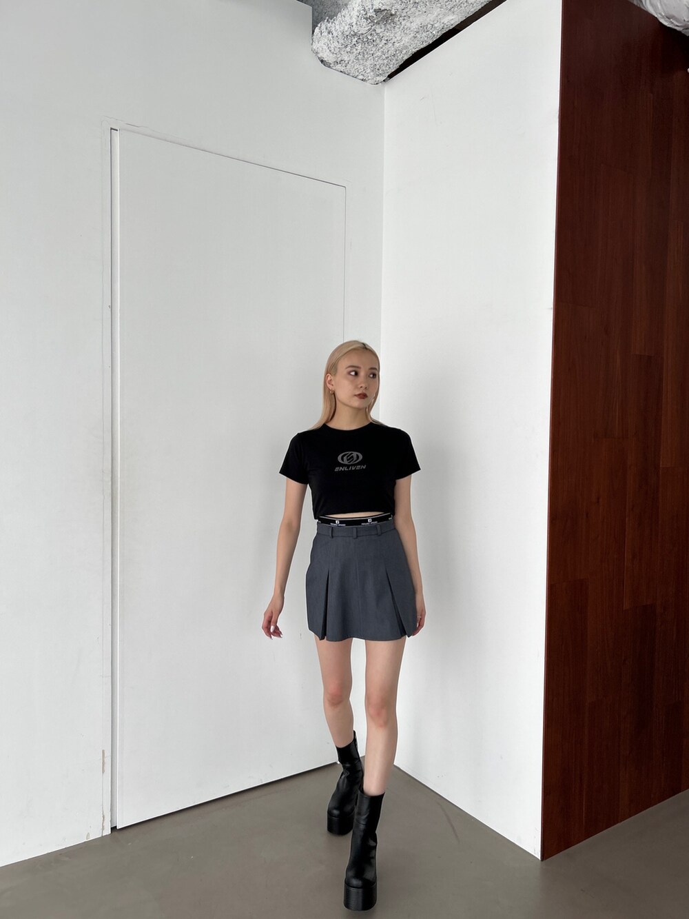 ブラック系のTシャツ/カットソー、グレー系のスカートを着用したレディースの夏コーディネートの3枚目の写真