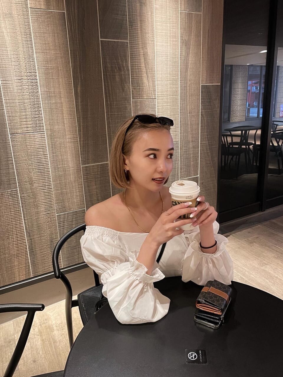 ホワイト系のシャツ/ブラウスを着用したレディースの春コーディネートの4枚目の写真