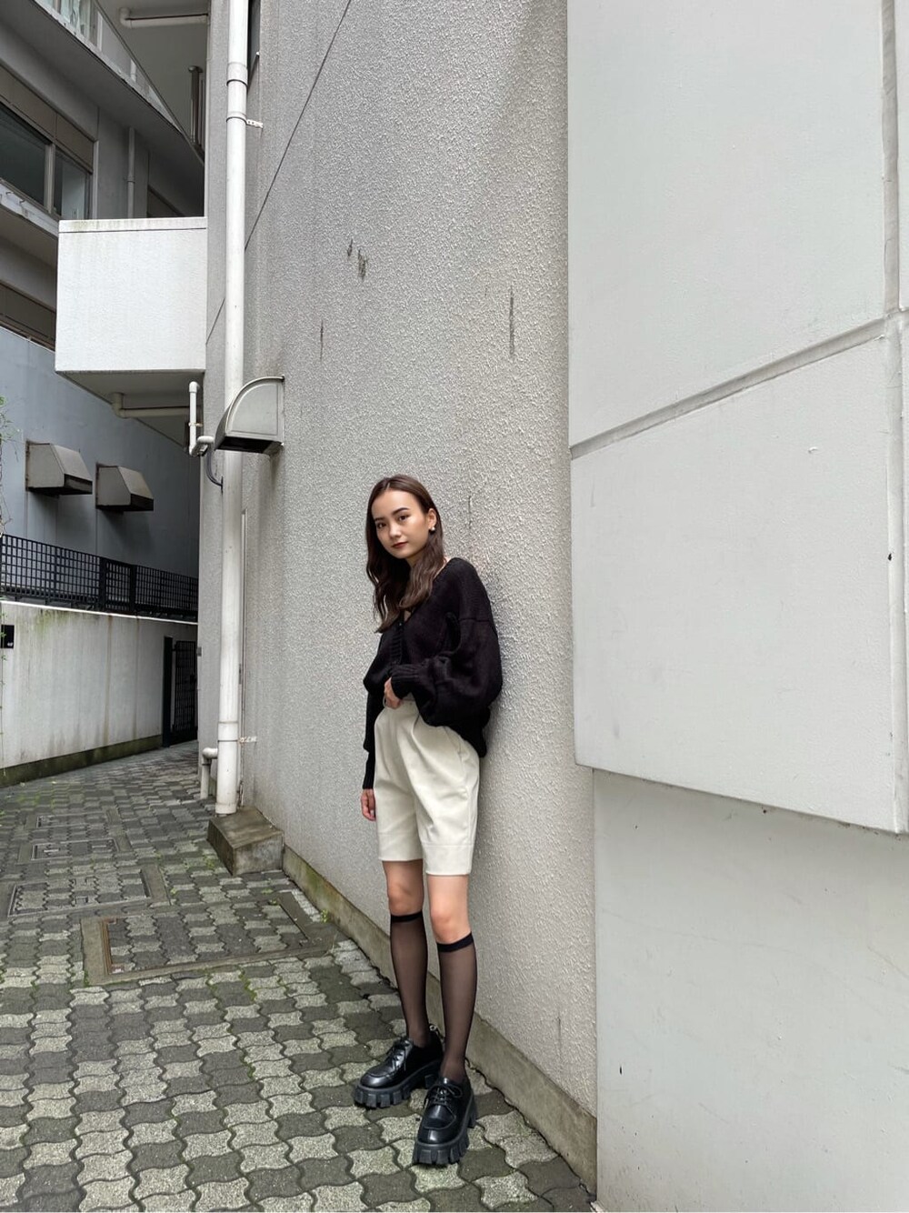 ブラック系のカーディガン/ボレロを着用したレディースの秋コーディネートの3枚目の写真