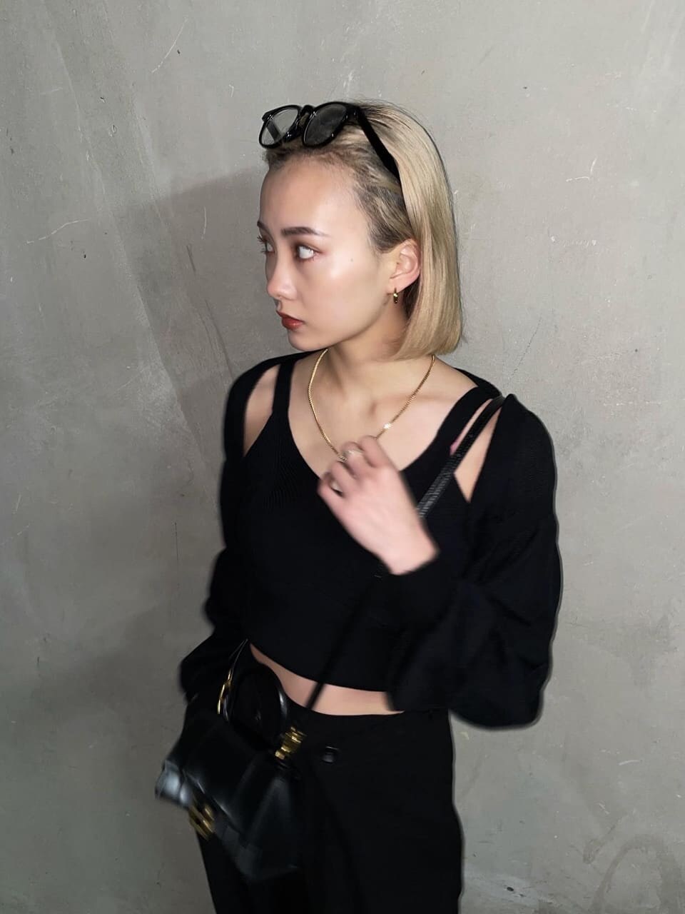 ブラック系のその他パンツ、ブラック系のニット/セーターを着用したレディースの春コーディネートの2枚目の写真