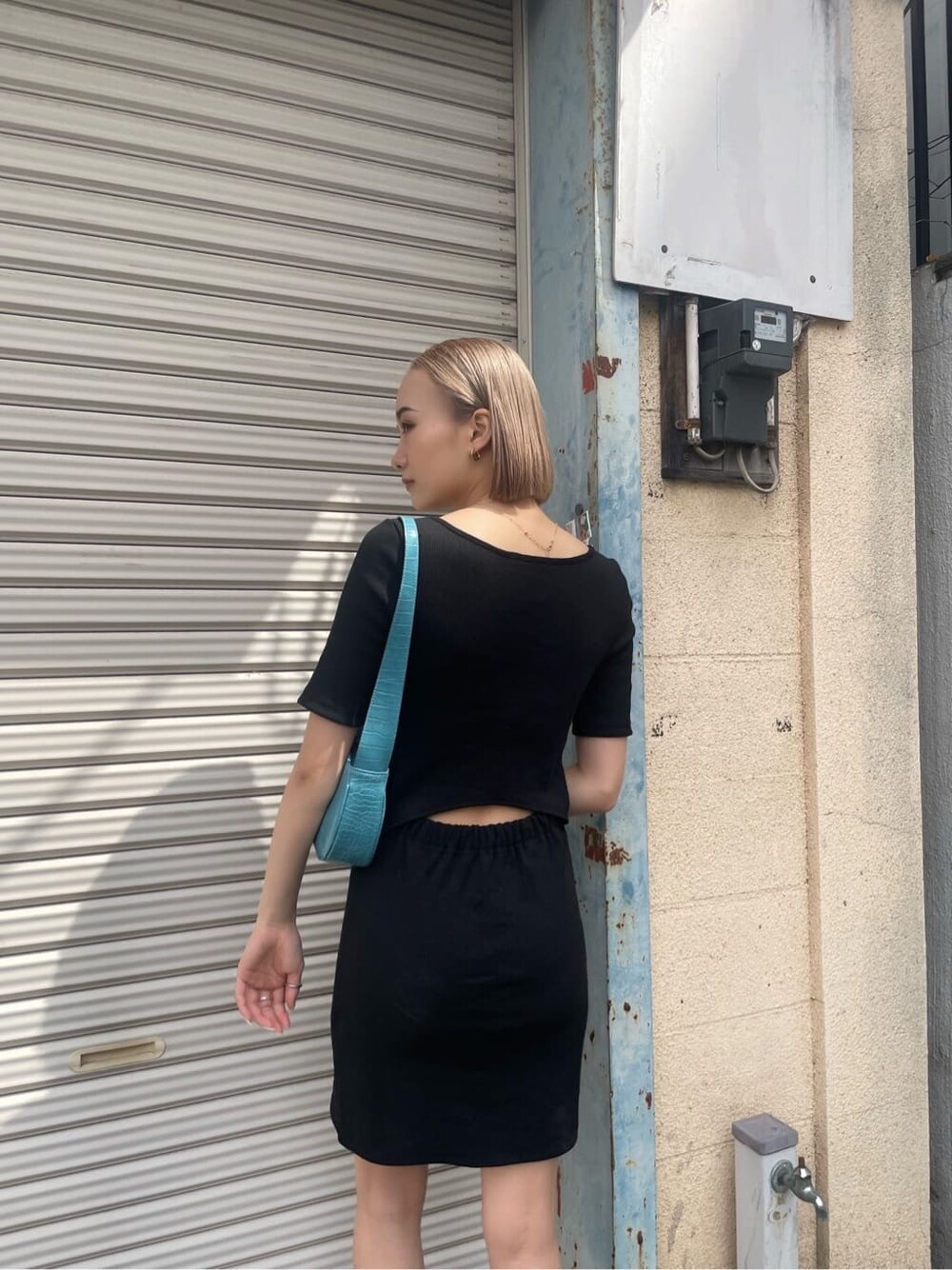 ブラック系のワンピースを着用したレディースの夏コーディネートの4枚目の写真